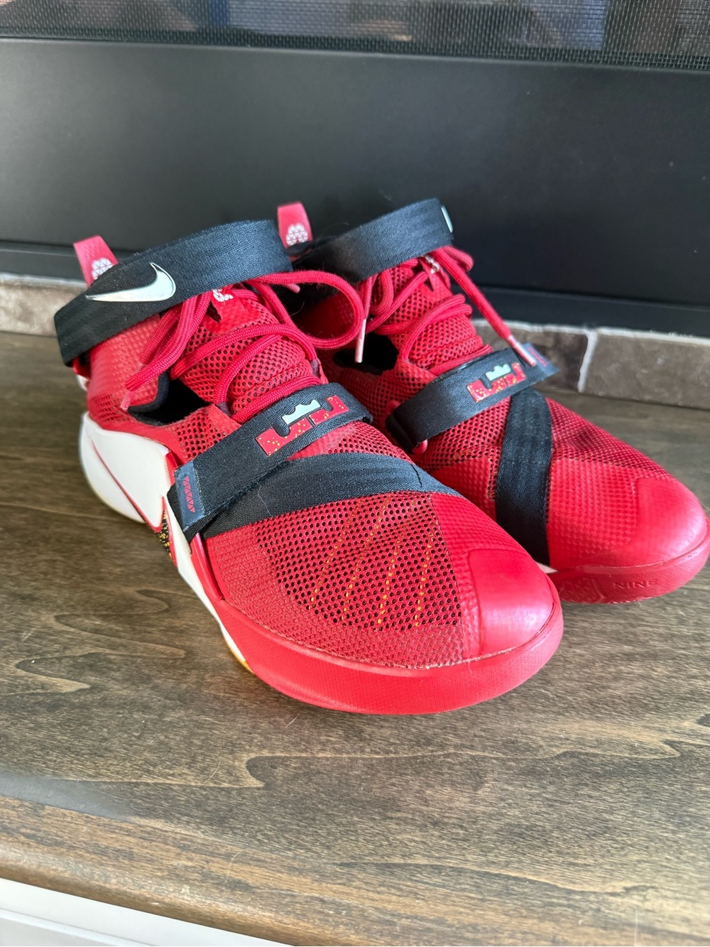 Nike LeBron Soldier 9 GS Basketball Sneaker Red Black White 6.5Y 776471-606